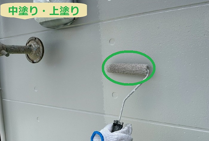 芦屋市で外壁塗り替えを行う現場で中塗り上塗り