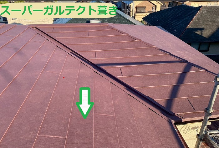 川西市で面積59㎡、寄棟、差し棟仕様の屋根カバー工事を行う現場でスーパーガルテクト葺き