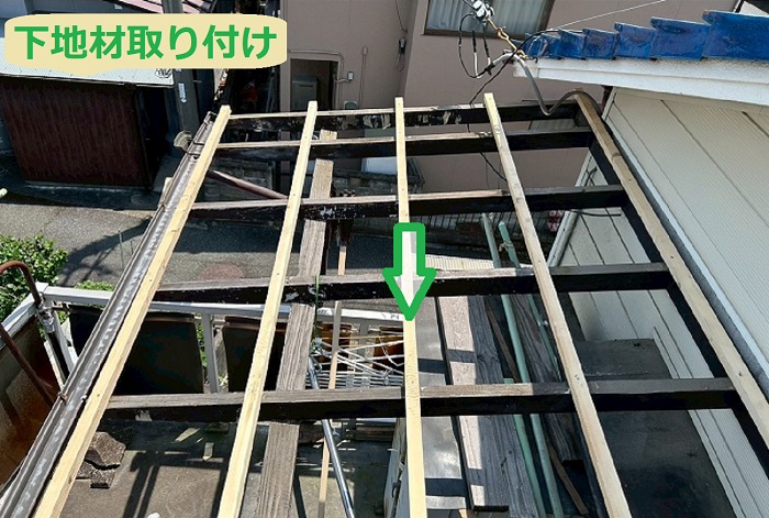 相生市でバルコニー屋根リフォームとして波板と下地材を取り替える現場で下地取り付け