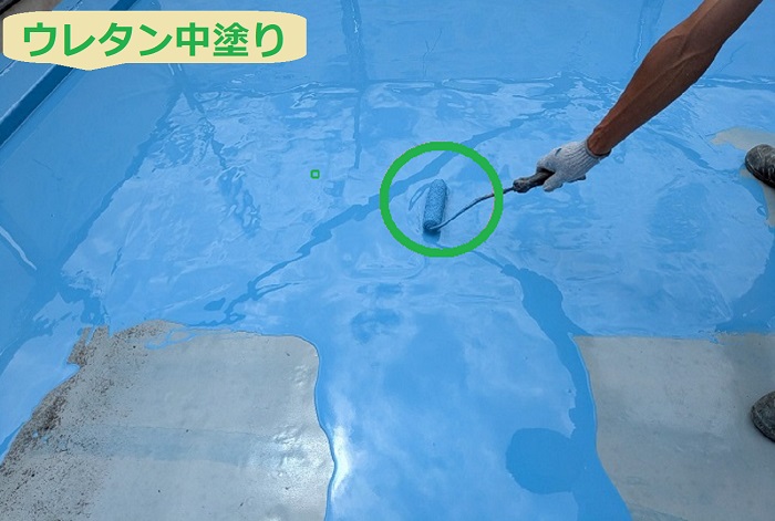 加古郡播磨町で鉄骨造戸建ての陸屋根防水工事としてウレタン防水密着工法を行う現場でウレタン中塗り