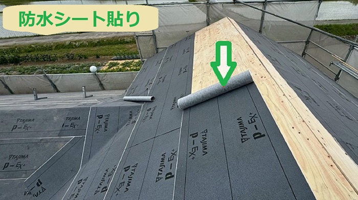 加古郡稲美町で面積120㎡入母屋造りの屋根葺き替え工事を行う現場で防水シート貼り