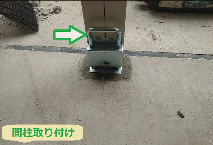 芦屋市でガレージ入り口のシャッターを2分割に入れ替える現場で間柱取り付け