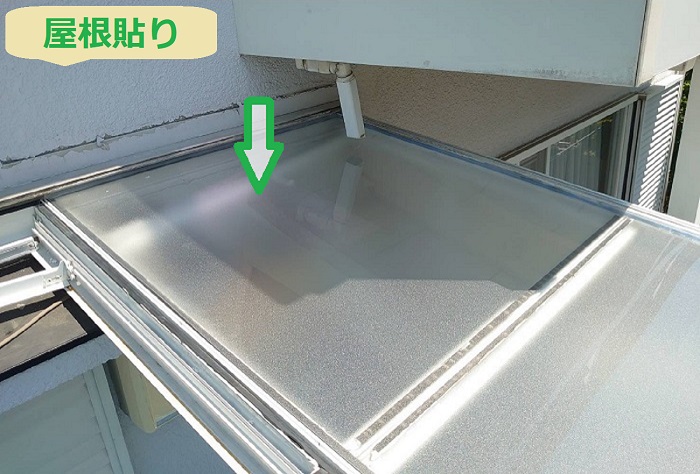 西宮市でテラス囲いのR型屋根のポリカーポネード板を張り替える現場で屋根貼り