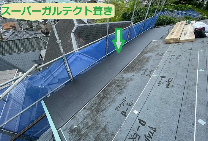 神戸市垂水区で面積70㎡の切妻棟違いでスレート屋根断熱工事を行う現場で屋根葺き