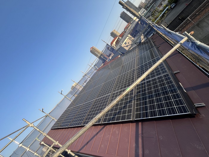 宝塚市で築15年片流れのスレート屋根へ太陽光パネル脱着ありのカバー工法した後の様子