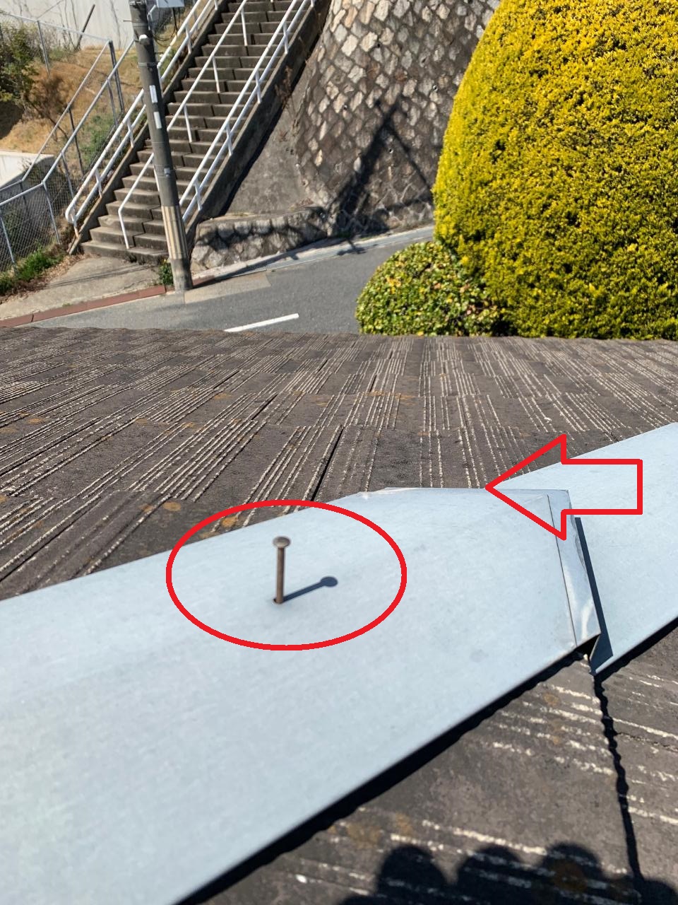 廃盤になっている瓦屋根の棟固定釘が浮いている様子