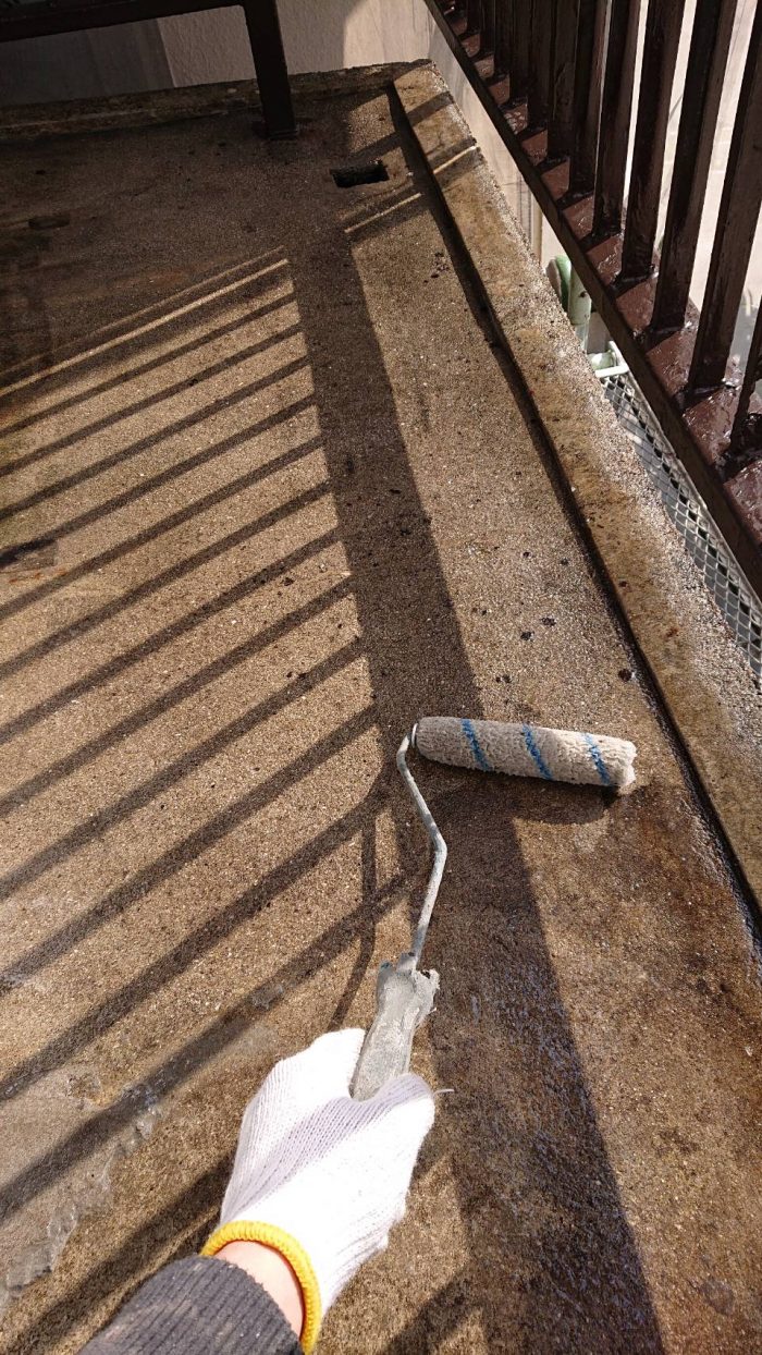 プライマーを塗っている様子