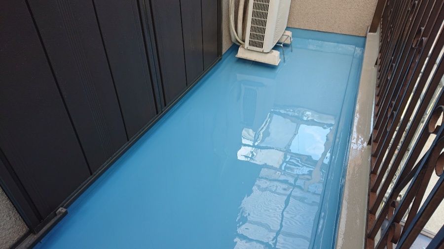 淡路市で雨漏り修理で中塗りしている様子