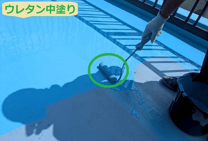 加古郡播磨町でオルタックエースを使用して車庫上防水工事を行う現場でウレタン中塗り