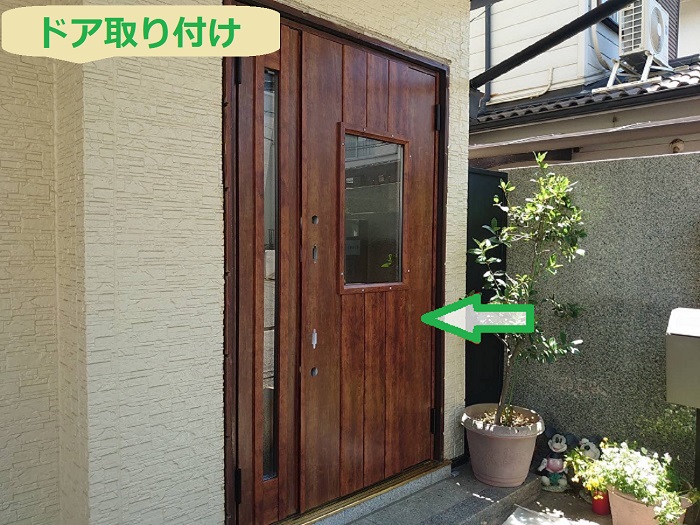 神戸市須磨区で玄関ドアカバー工法にリシェント玄関ドア３　高断熱仕様手動親子R　４１N型を使用する現場でドア取り付け