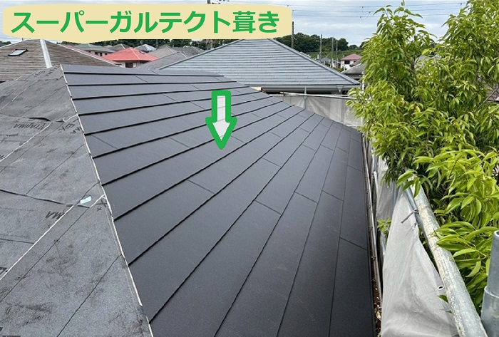 たつの市で面積96平米の屋根重ね葺き工事を行う現場でスーパーガルテクト葺き