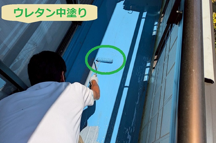 神戸市須磨区でハウスメーカー戸建てのバルコニー防水改修を行う現場でウレタン中塗り