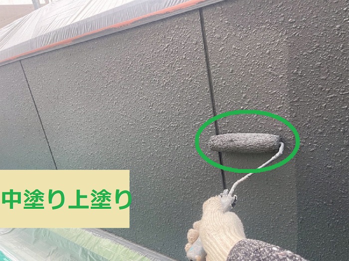 高砂市で外壁塗り替えでサイディングに日本ペイントを使用する現場で中塗り上塗り