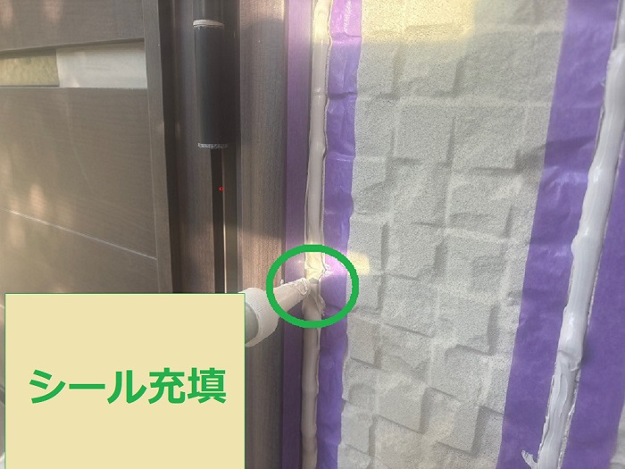 西宮市で外壁窯業サイディングの目地建具廻りのシール打ち替えを行う現場でシール充填