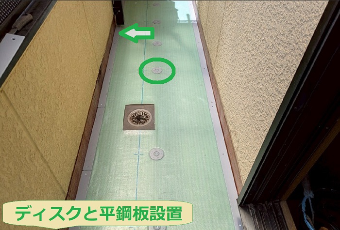 神戸市中央区でハウスメーカー戸建ての塩ビシート防水を改修する現場でディスクと平鋼板取り付け