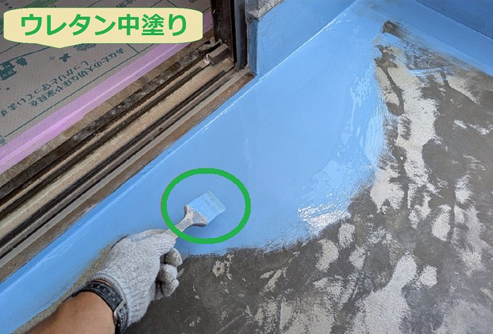 神戸市長田区でバルコニー4か所のウレタン防水密着工法を行う現場でウレタン中塗り
