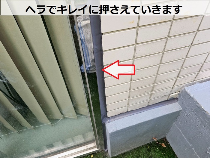 伊丹市でビルの雨漏り補修として外壁タイル目地のシーリング打ち替えを行った現場で押さえ作業