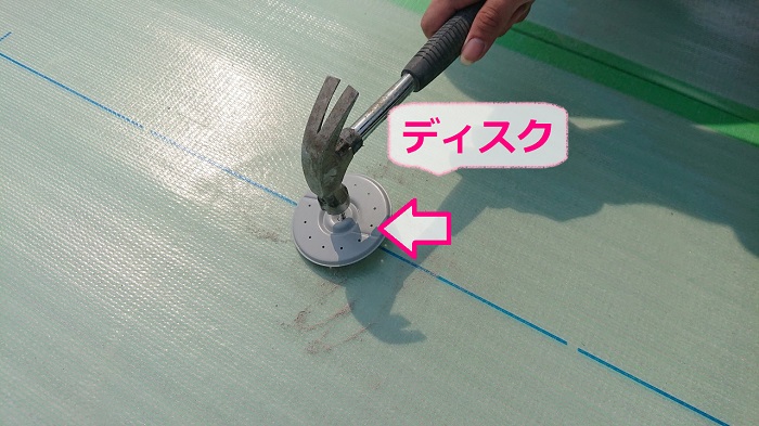 神戸市西区での陸屋根防水工事でディスク取り付け