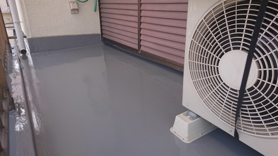 神戸市兵庫区で行ったベランダ防水工事でトップコートを塗っている様子
