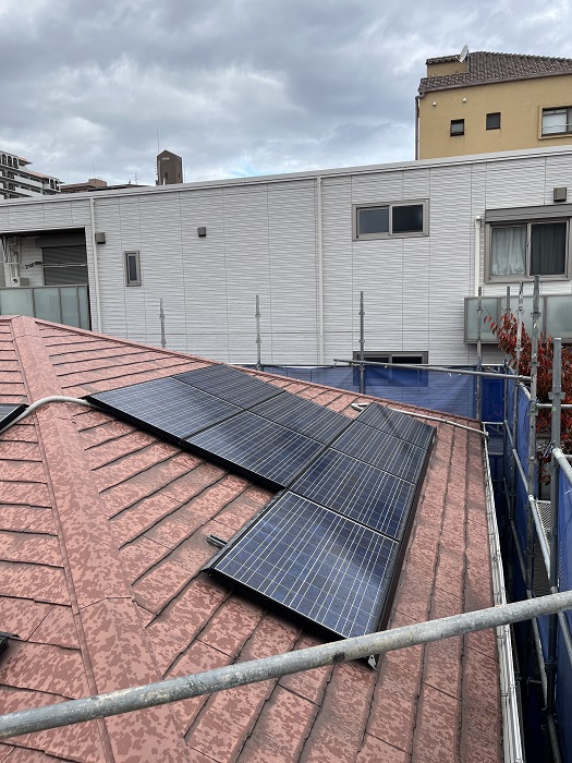 神戸市灘区で屋根工事を行う現場