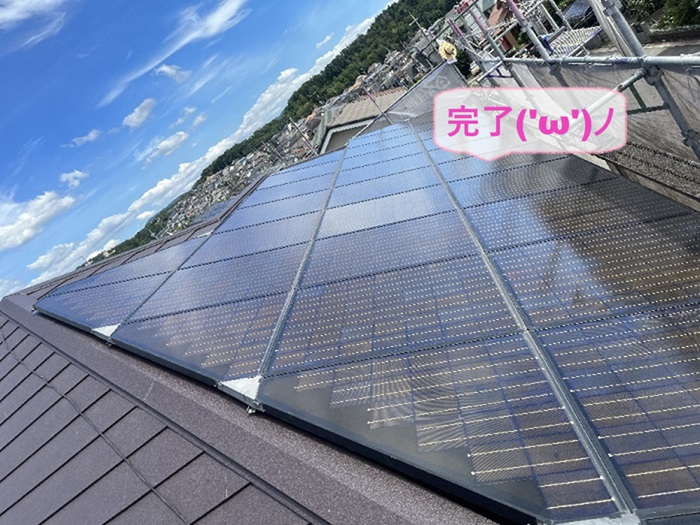 川西市でソーラーパネルを一時撤去する屋根重ね葺きが完了した現場の様子
