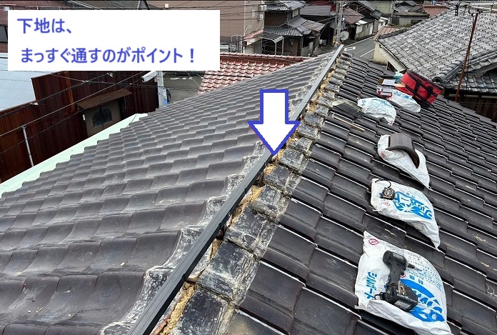 瓦屋根の耐震性を高めるための棟瓦取り直しで下地取り付け
