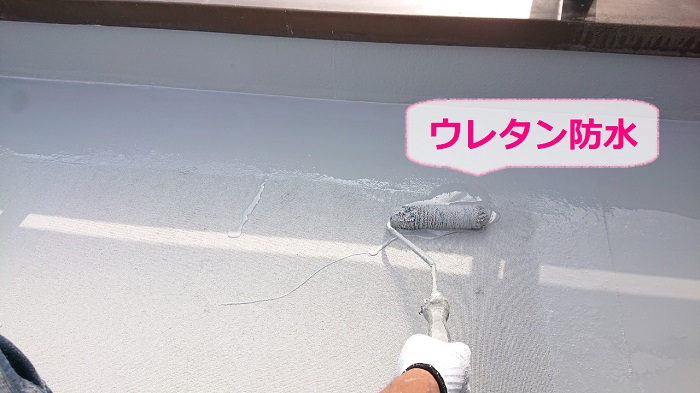 バルコニーへのウレタン防水通気緩衝工法で中塗り