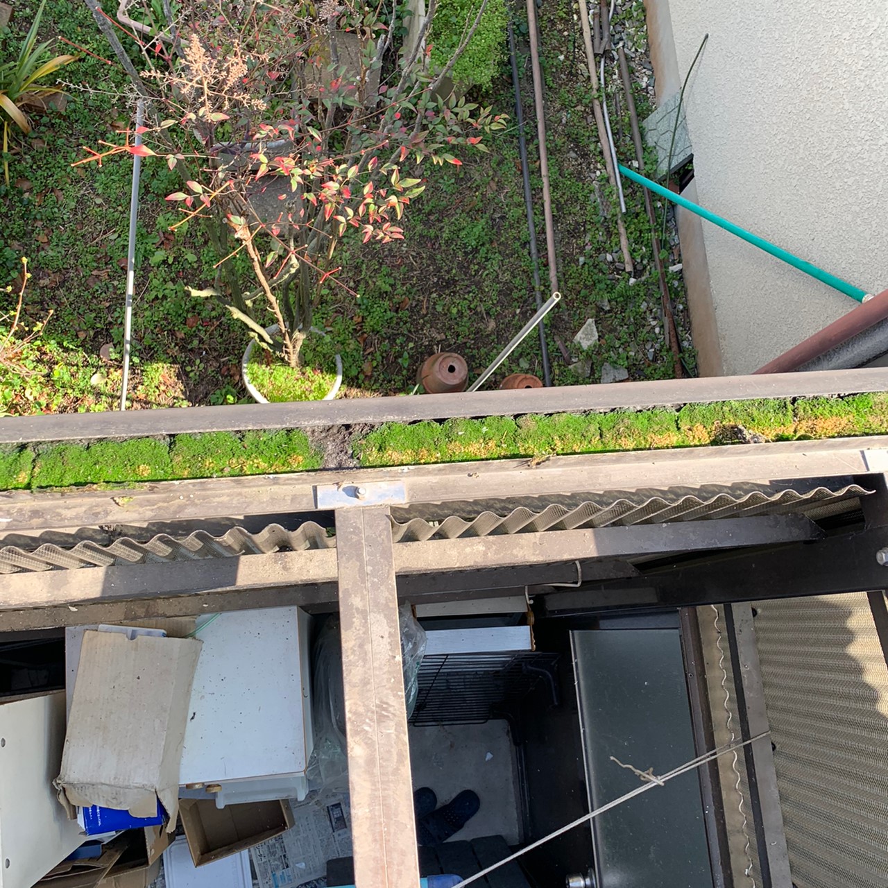 ゴミが詰まった雨樋