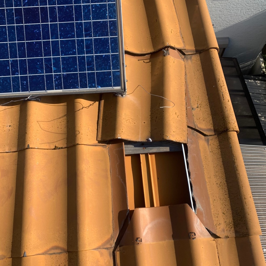 積水瓦が飛散している様子