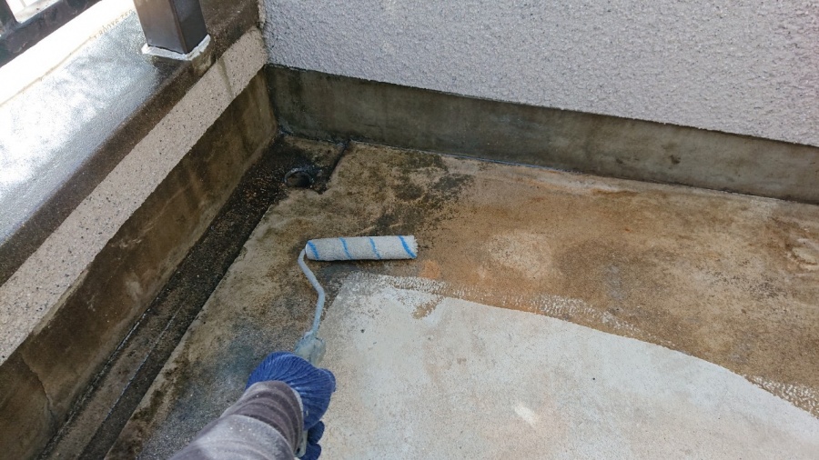 淡路市で雨漏り修理で下塗りしている様子