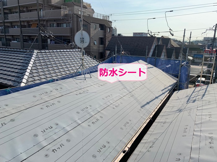 屋根通気断熱工事で防水シート貼り