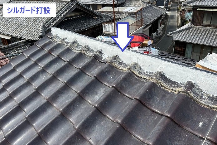 市川町の皆様へ棟瓦おり直しでシルガード打設