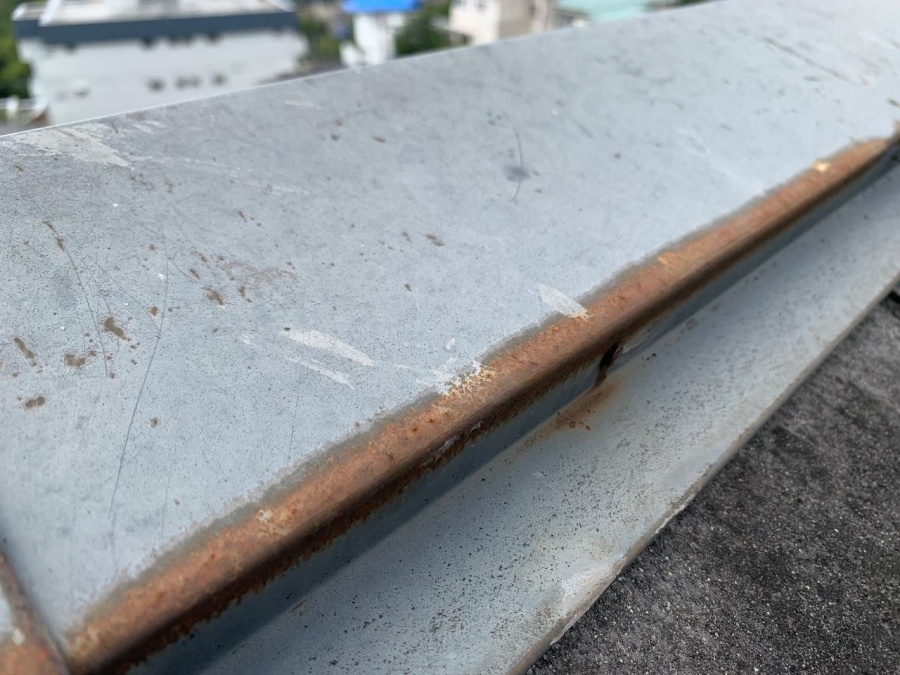 棟板金が錆び付いている様子