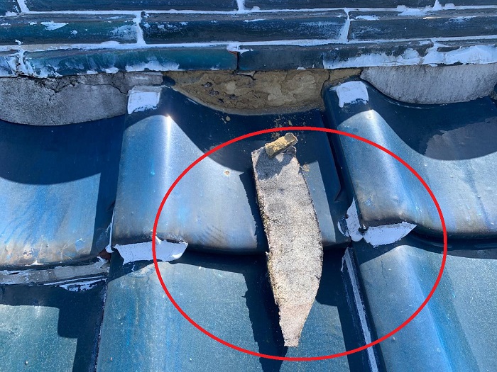 瓦屋根調査で見つけた漆喰が剥がれている様子
