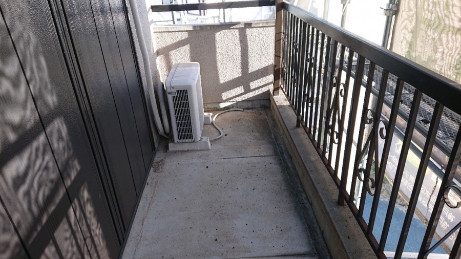 淡路市で雨漏り修理でケレンしている様子