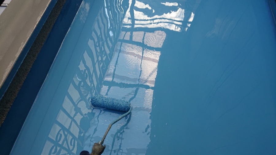 淡路市で雨漏り修理で中塗りしている様子