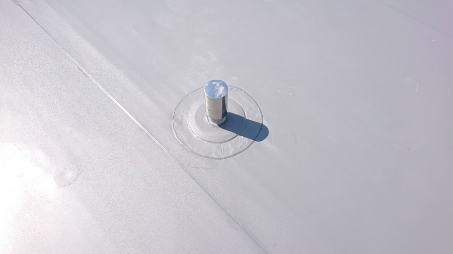 脱気筒の廻りにシートを貼っている様子