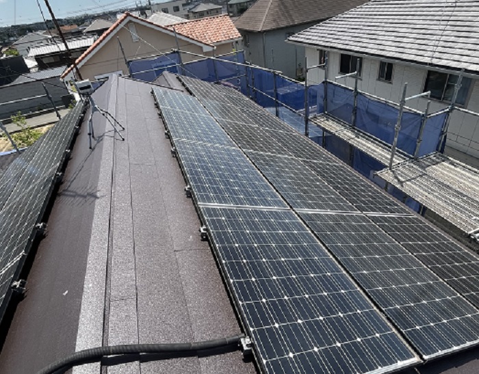 加古川市で粘着ゴムアスルーフィングを用いてソーラーパネル付きの屋根カバー工事を行った後の様子
