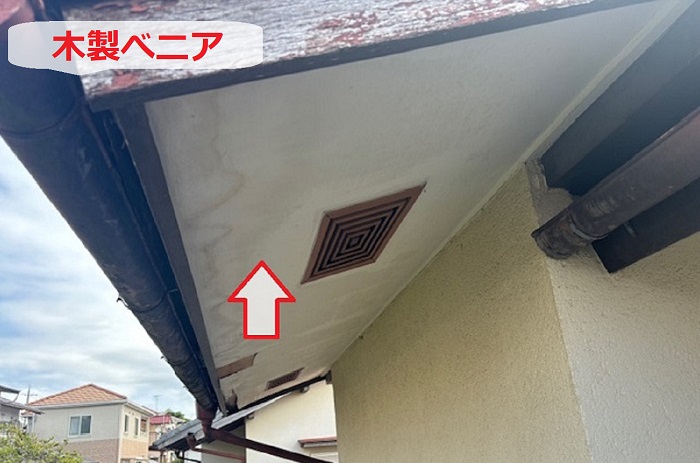 軒裏の木製べニア