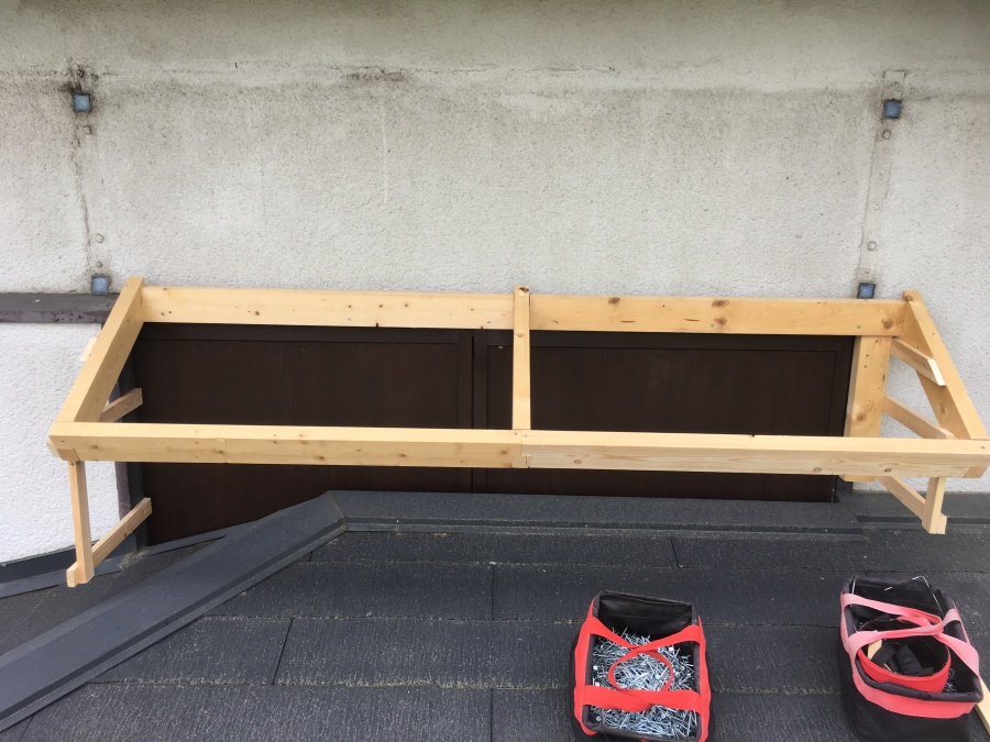 戸袋の上に下地木材を取り付けた様子