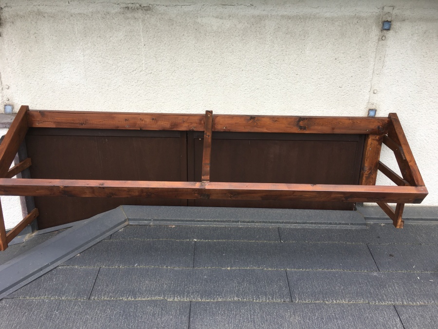 下地材に防腐剤を塗った様子