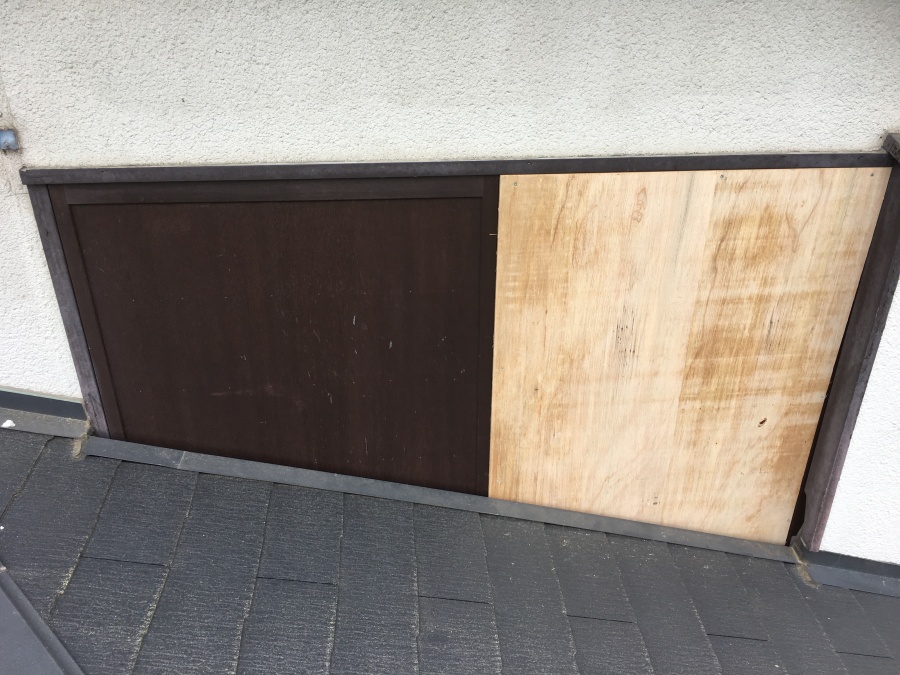 戸袋に野地板を貼っている様子