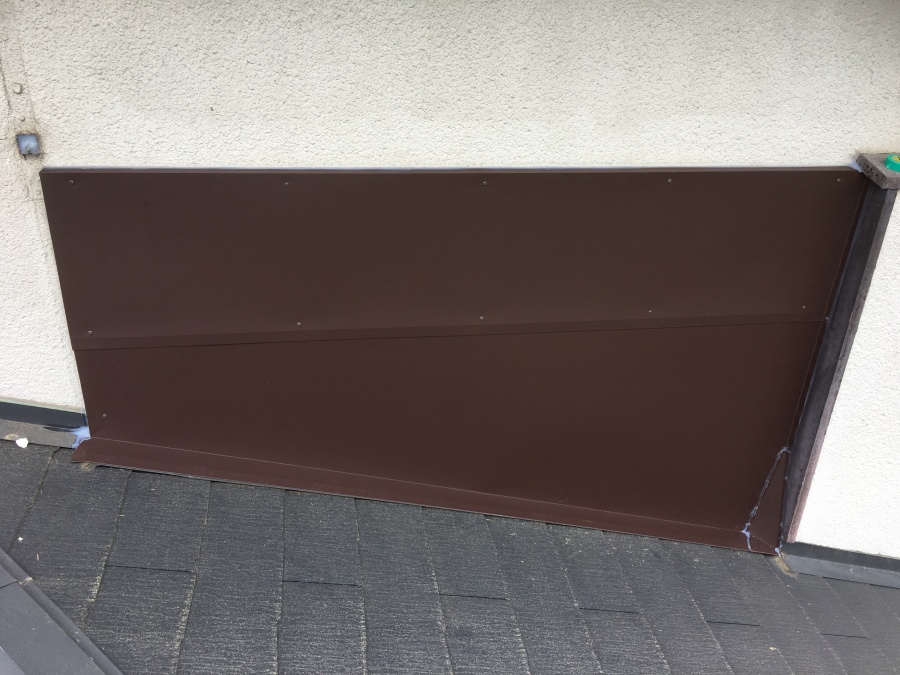 戸袋に板金を貼った様子