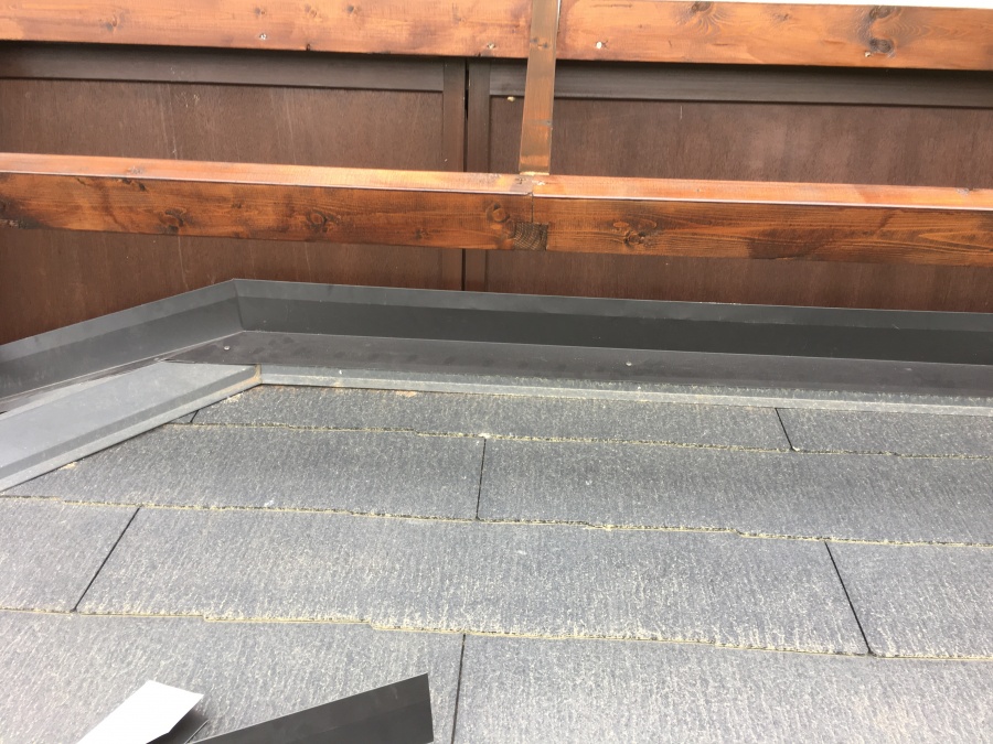 雨押え板金を取り付けた様子