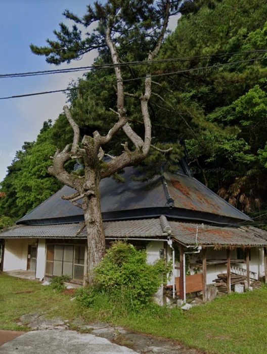 たつの市で茅葺屋根に貼られている波トタンをカバー工事する前の様子