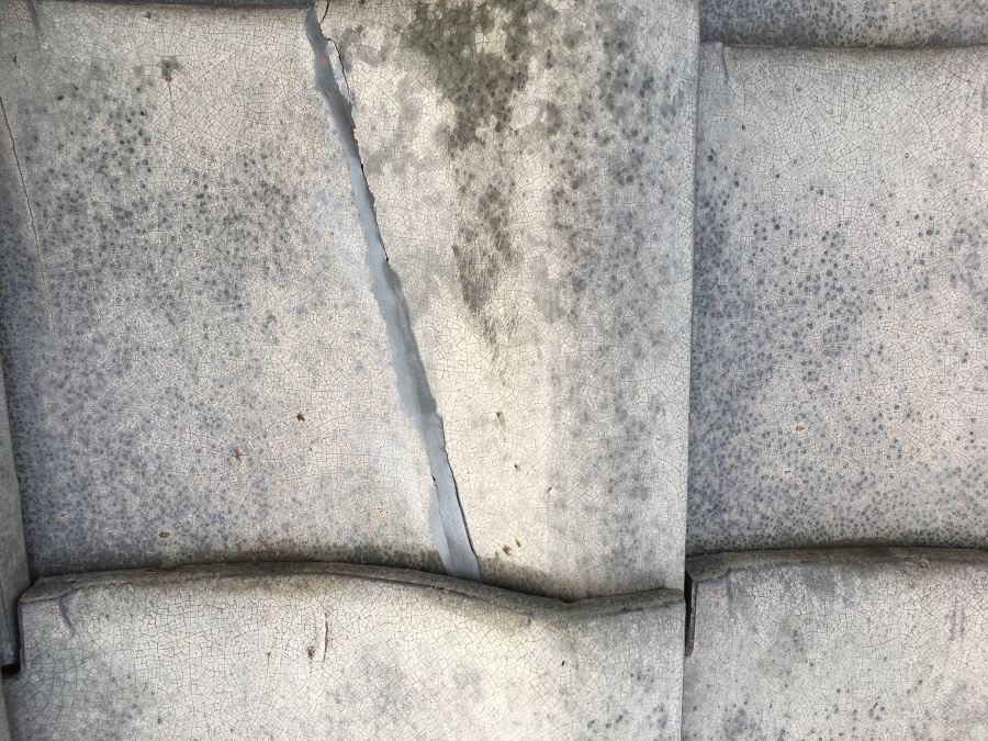 瓦屋根が割れている様子