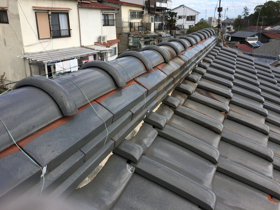 雨漏りしている瓦屋根の様子