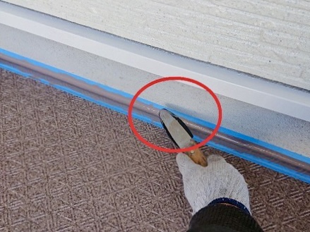 長尺シートのシーリングを押さえている様子