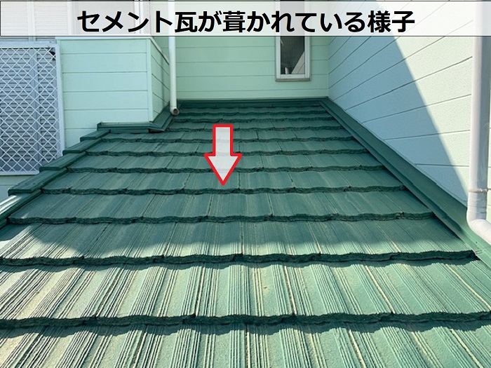 セメント瓦が葺かれている様子