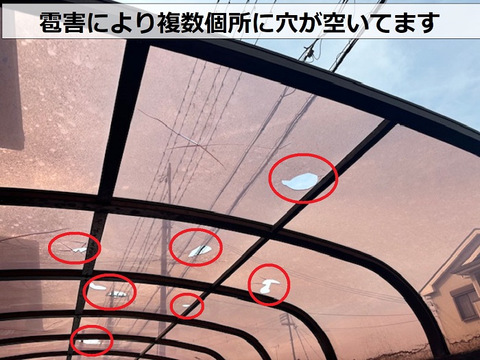 雹害によりカーポート屋根のアクリル板が複数個所割れている様子
